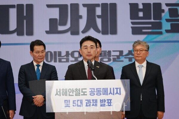 이남오 함평군수가 28일 국회의원회관에서 열린 ‘서해안철도 공동메시지 및 5대 과제 발표’ 행사에 참석해 서해안철도 건설의 중요성을 강조하고 있다./사진=함평군