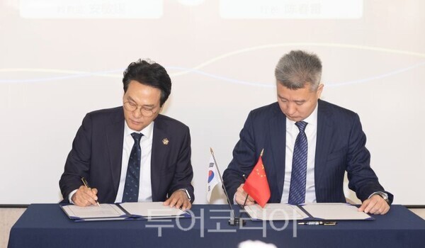 안민석 교육감이 중국 저장성교육청과 초·중등 교육 분야의 교류와 협력 확대를 위한 국제교류협력 양해각서를 체결하고 있다/투어코리아뉴스 정명달 기자 사진=교육청