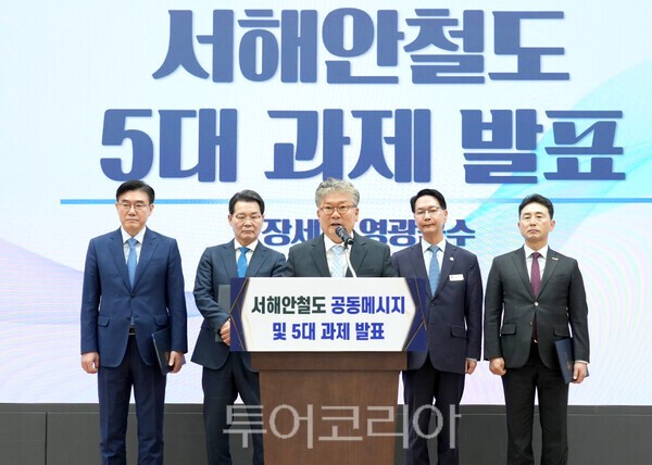 28일 국회의원회관에서 열린 ‘서해안철도 공동메시지 및 5대 과제 발표’ 행사에서 장세일 영광 군수가 서해안철도 건설의 필요성을 강조하고 있다/사진=영광군