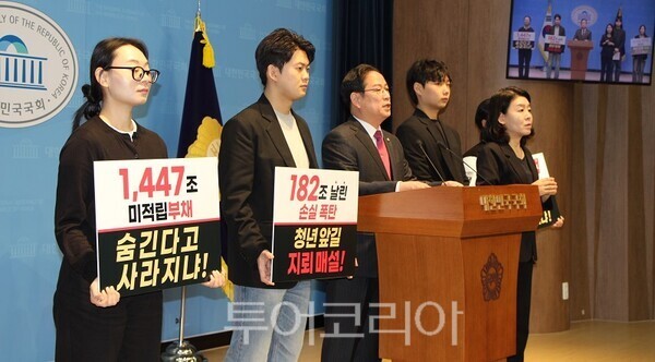 국민의힘 재정경제기획위원회 박수영 의원과 시민단체 ‘연금개혁청년행동’이 28일 오전 국회 소통관에서 기자회견을 열고 있다. 2026. 10. 28. / 투어코리아 이창호 기자