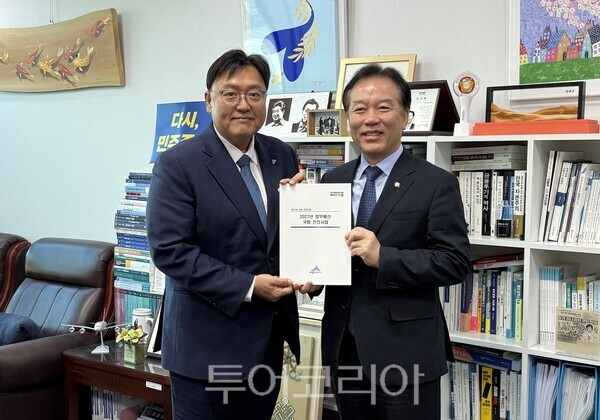 ▲왼쪽부터 조상호 세종시장, 정태호 예산결산특별위원회 간사. /사진-세종시