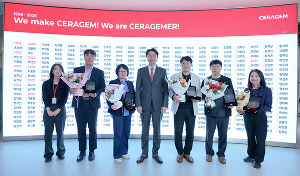 세라젬 창립 28주년 기념식에서 장기근속 대표 수상자들과 이경수 대표이사 사장(가운데)이 기념 사진 촬영을 하고 있다. (사진=세라젬 제공)