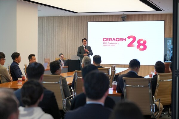세라젬 창립 28주년 기념식에서 이경수 대표이사 사장이 임직원들에게 회사 비전을 공유하고 있다. (사진=세라젬 제공)
