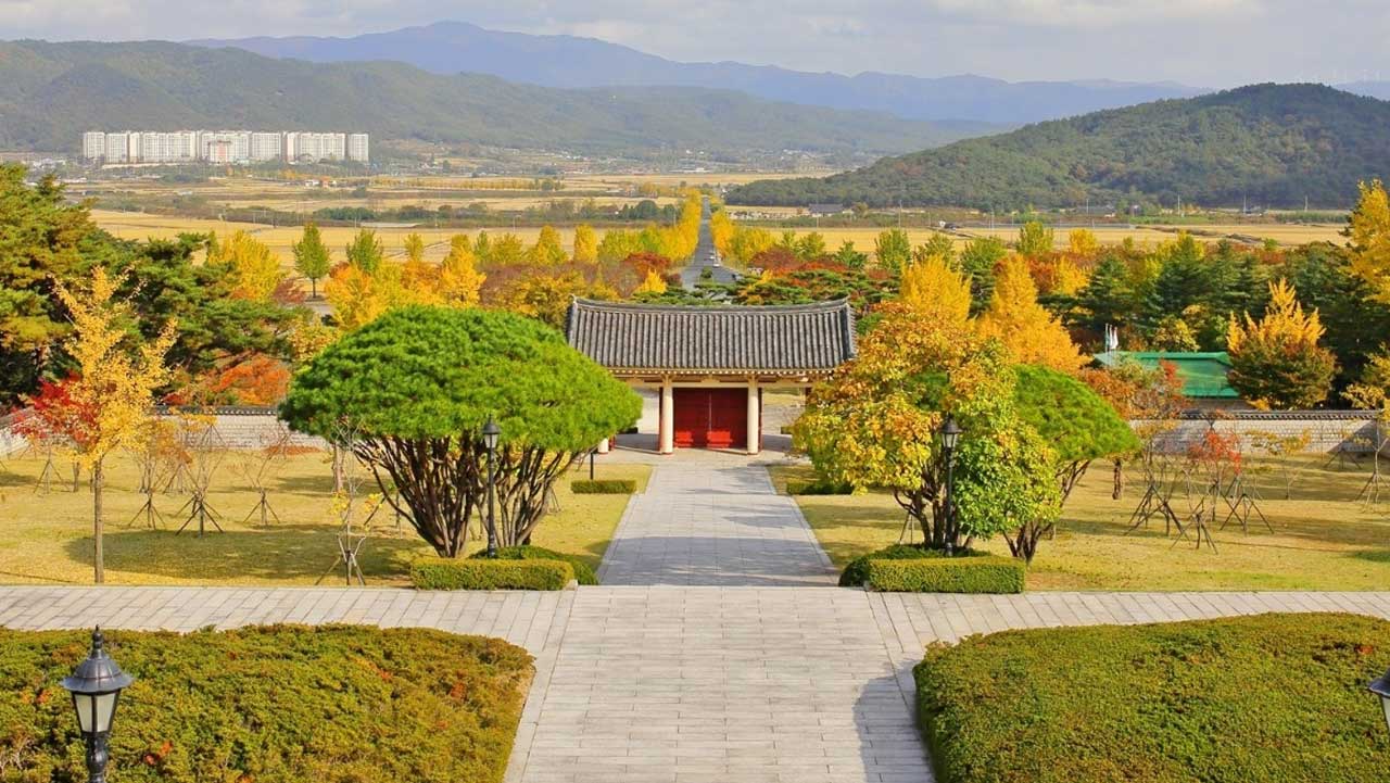 경주 통일전 경내에서 내려다본 정문 방향. / 경주문화관광