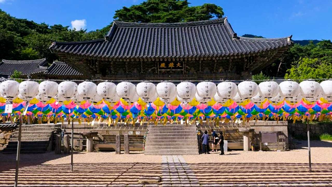 대구 팔공산 동화사 대웅전 앞마당에 색색의 연등이 걸려 있다. / 대한민국 구석구석