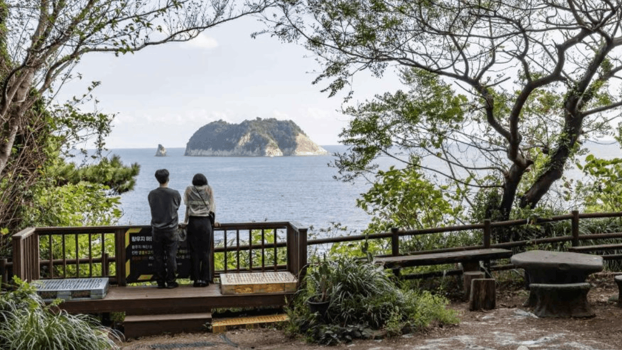 제주 서귀포 황우지 해안 전망대에서 바다 위 섬을 바라보는 방문객들. / 대한민국 구석구석
