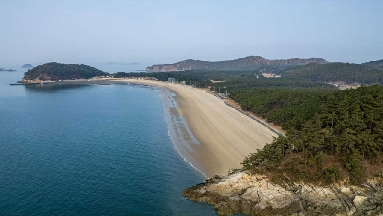 보령 삽시도 해변이 바다를 따라 길게 이어진다. / 보령시 공식 SNS