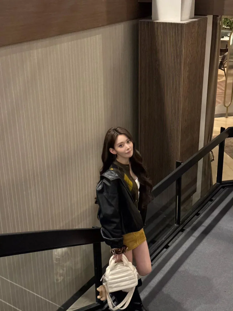 사쿠라가 크림색 퀼팅 가방을 들고 브라운 아가일 카디건과 블랙 재킷을 겹쳐 입은 모습이다. / 사진=사쿠라 인스타그램 @39saku_chan