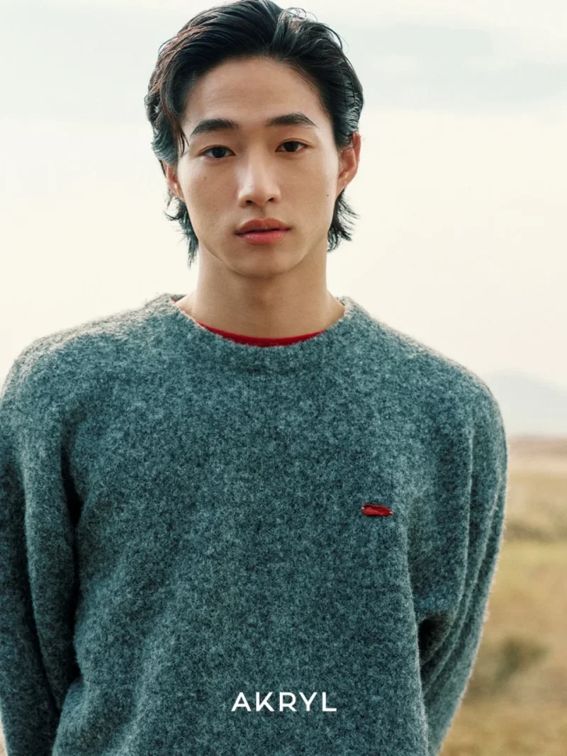아크릴 26FW 컬렉션의 니트 스웨터를 입은 카이 / 사진=아크릴