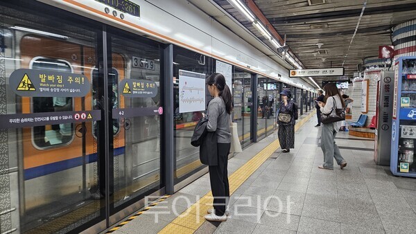 서울시는 경기 버스가 내일 첫차부터 파업이 들어갈 경우 지하철 임시열차 추가 투입 등 대중교통 시속 지원에 나선다. 사진은  서울과 경기 지역을 연결하는 지하철 3호선 ⓒ투어코리아