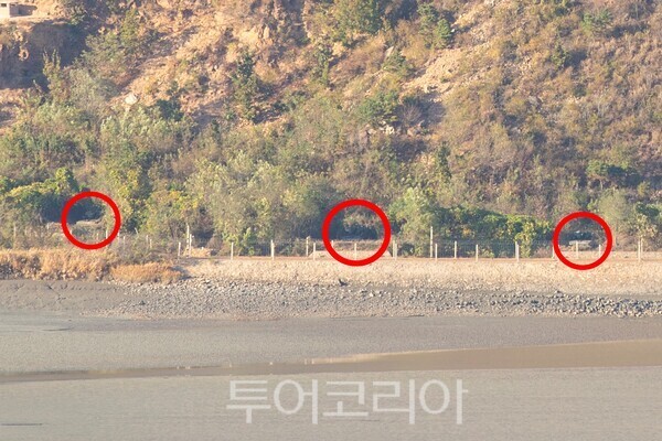 경기 김포시 애기봉 너머 황해북도 개풍군 해안가에 북한이 배치한 122㎜ 자주포 3문./사진-투어코리아 김교환 기자