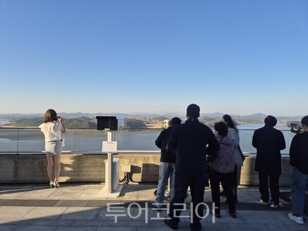 북녘땅을 보기 위해 김포 애기봉평화생태공원 전망대를 찾은 관광객들./사진-투아코리아 김교환 기자