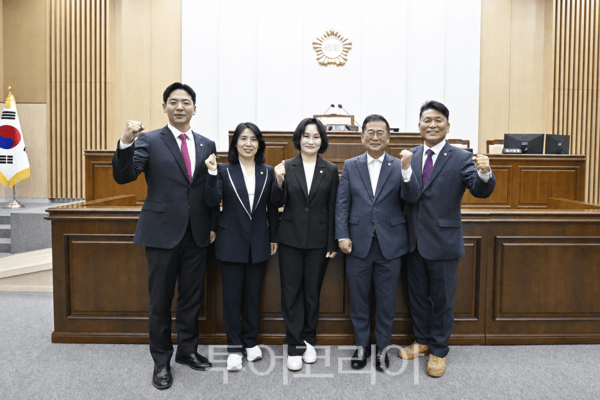 김포시의회 국민의힘 의원 일동이 29일 성명서를 내고 교통대책 없는 공급 계획을 결사반대하며 후보지 지정 즉각 철회를 요구하고 있다.