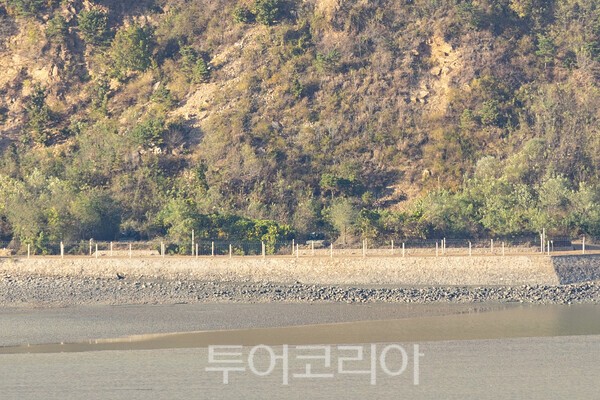북한이 경기 김포시 애기봉과 마주한 황해북도 개풍군 해안가에 덕천포(M-1975 122mm 자주포)를 배치하면서 서부전선 접경지역에 긴장감이 감돌고 있다./사진-투어코리아 김교환 기자