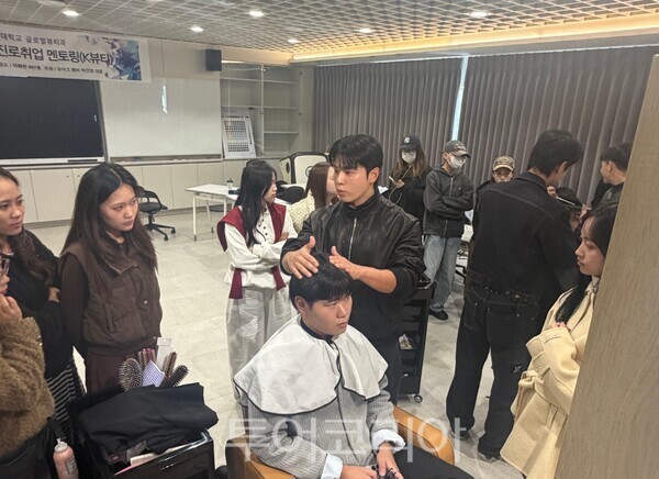 춘해보건대학교(총장 김희진) 글로벌뷰티과는 지난 28일 교내 실습실에서 유아크헤어(U.arc Hair)와 함께하는 ‘외국인 유학생 진로·취업 K-뷰티 멘토링’을 실시했다./사진-춘해보건대