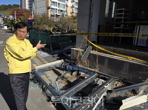 김진규 검단구청장이 28일 오후, 마전동 가스 폭발 사고가 발생한 상가건물을 직접 방문해 현장을 살피고 있다.