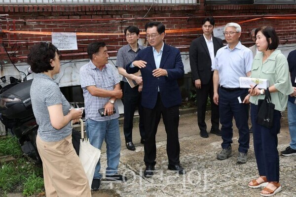 누후주택 개선 현장 점검에 나선 민경선 시장/투어코리아뉴스 김경남 기자 사진=고양시