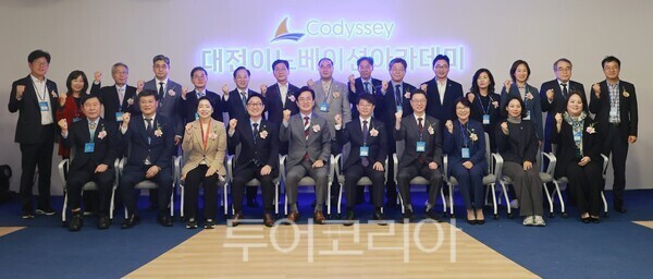 ▲허태정(앞줄 왼쪽 다섯 번째) 대전시장이 28일 서구 월평중로 21에서 열린 대전이노베이션아카데미 개소식에서 참석자들과 함께 AI 인재 양성과 지역 산업 혁신을 위한 출발을 알리고 있다. /사진-대전시