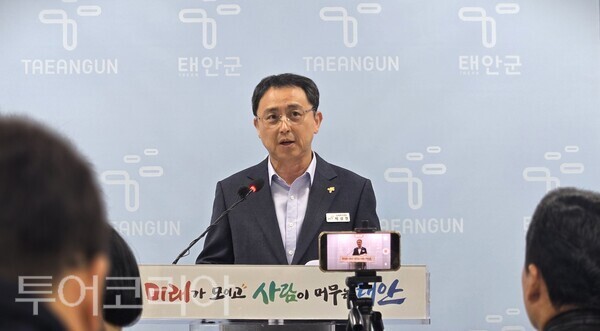 ▲28일 군청 브리핑룸에서 브리핑 중인 박상현 신속허가과장. /사진-류석만 기자