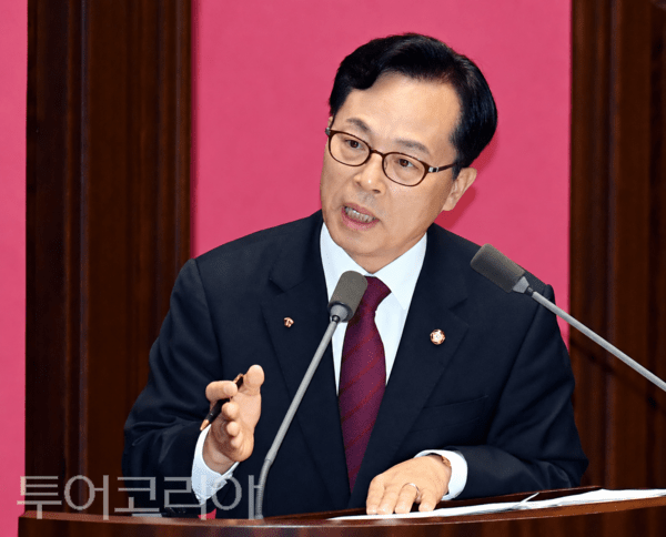 ▲대정부 질의 중인 윤용근 국회의원 모습.