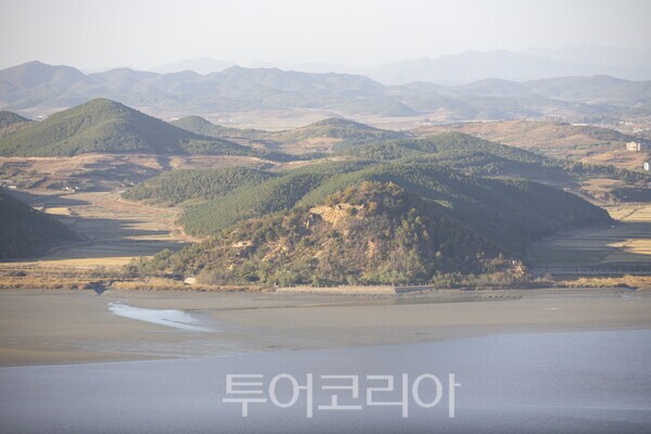 김포 애기봉평화생태공원 전망대에서 북한 개풍군 해안가를 바라본 풍경./사진-투어코리아 김교환 기자