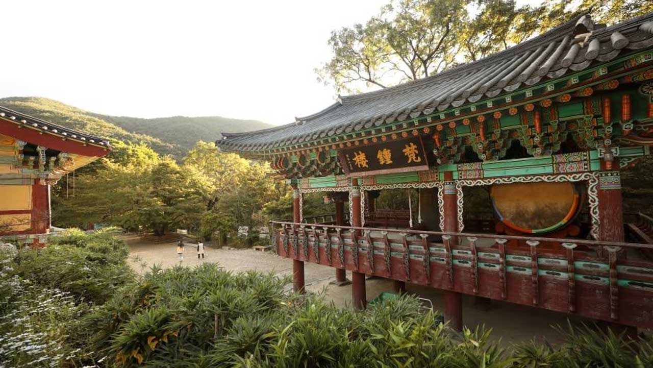 경내에 자리한 갑사 범종루. '梵鍾樓' 현판 옆으로 법고가 걸려 있다. / 충청남도 누리집