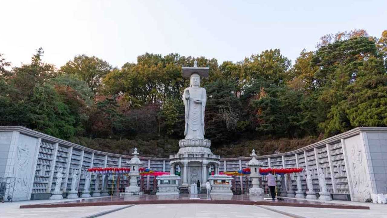 봉은사 미륵대불. 높이 23m로 국내 최대 규모의 미륵불상으로 소개된다. / 대한민국 구석구석