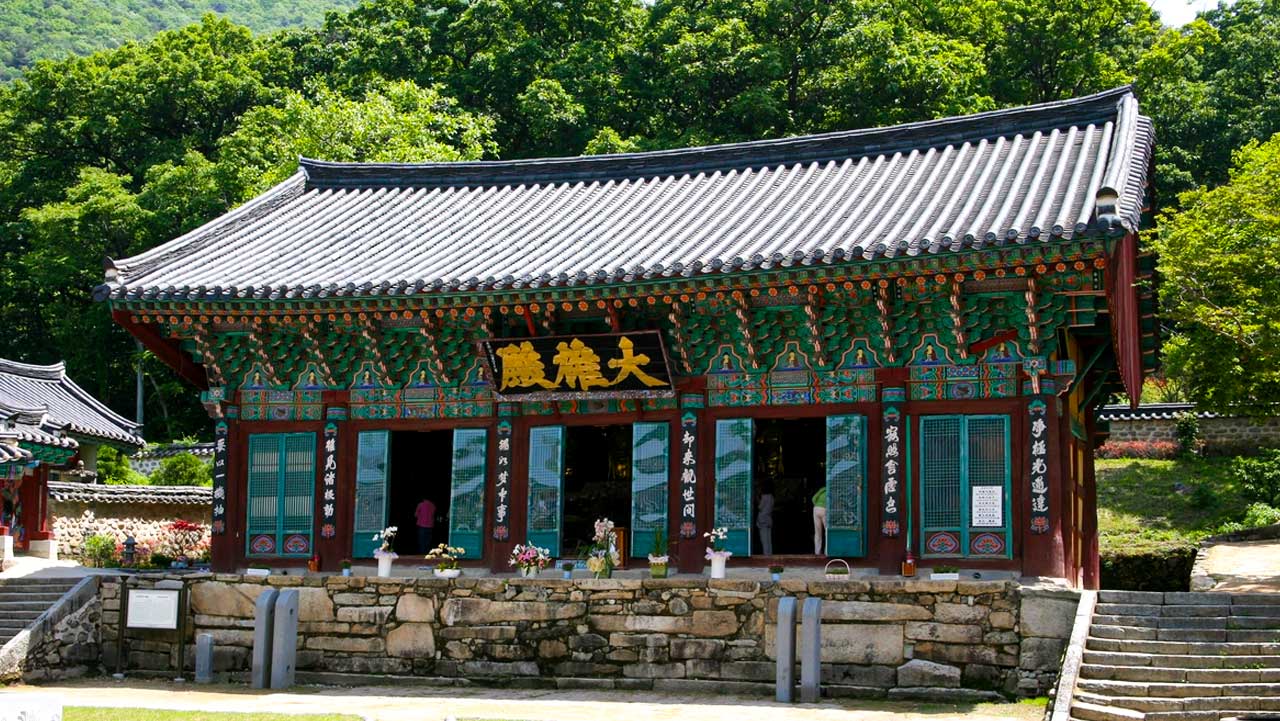 푸른 단청과 기와지붕 아래 '大雄殿' 현판이 걸린 갑사 대웅전. / 한국민족문화대백과사전