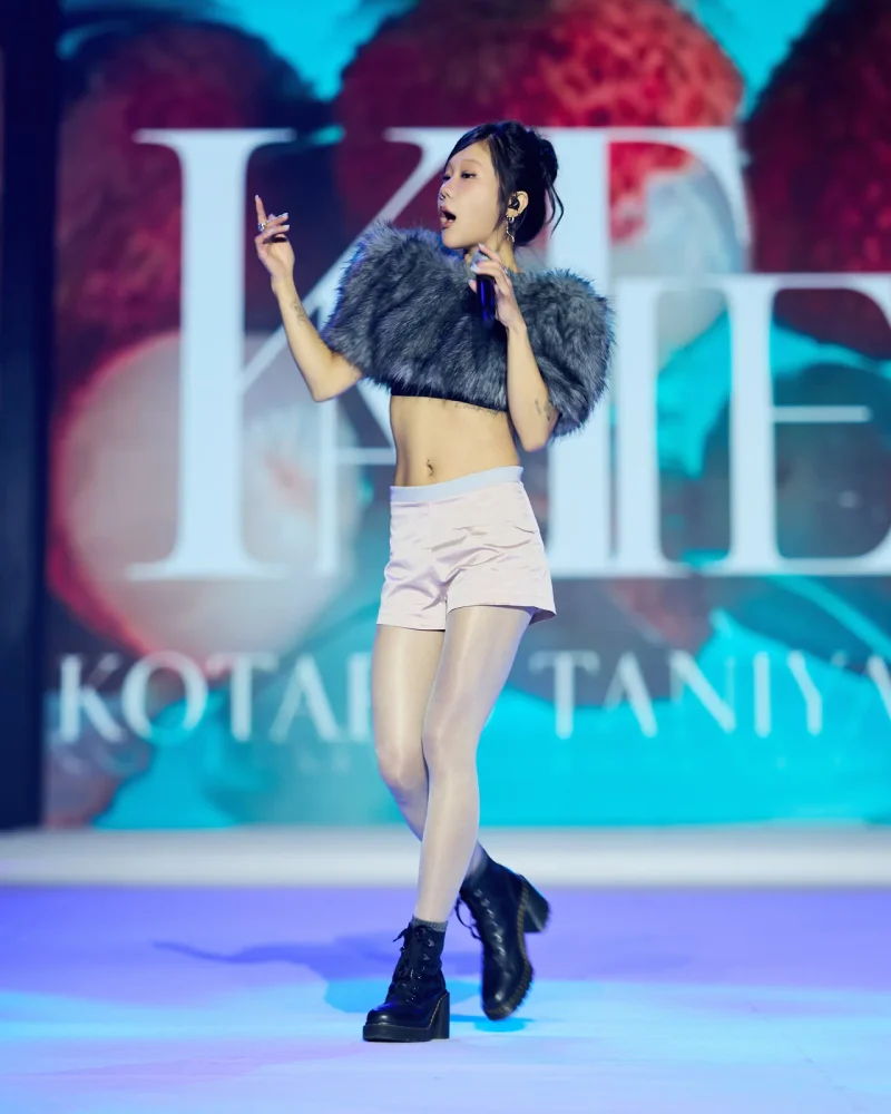 가수 케이티가 런웨이에서 퍼포먼스를 펼치고 있다. / 사진=코타로 타니야마