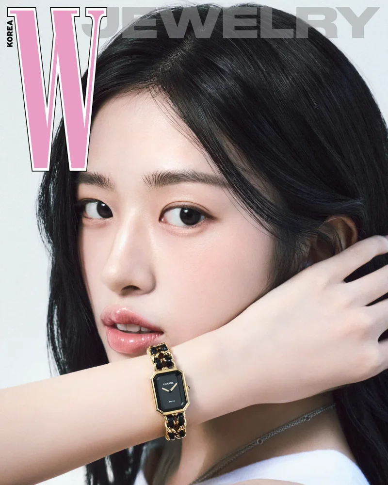 안유진이 블랙 레더와 골드 체인을 엮은 브레이슬릿의 프리미에르 워치를 차고 머리카락을 쓸어 넘기고 있다. / 사진=샤넬