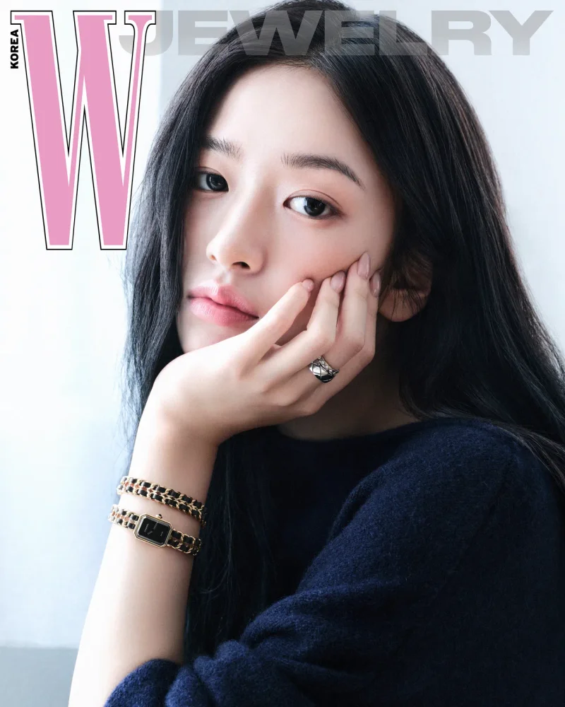 안유진이 손으로 얼굴을 받치고 체인 브레이슬릿을 겹쳐 찬 프리미에르 워치를 드러냈다. / 사진=샤넬