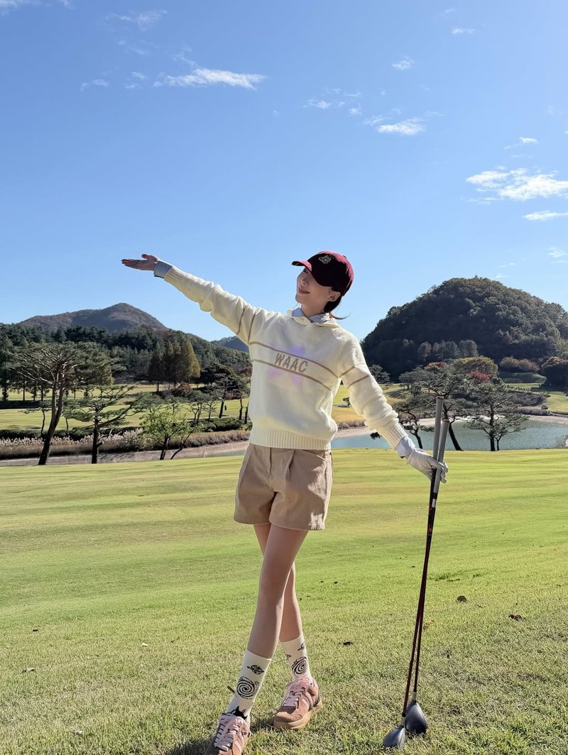 조승희가 크림색 니트에 베이지 쇼츠, 와인 컬러 캡을 맞춘 가을 라운드룩을 선보였다. / 사진=조승희 인스타그램