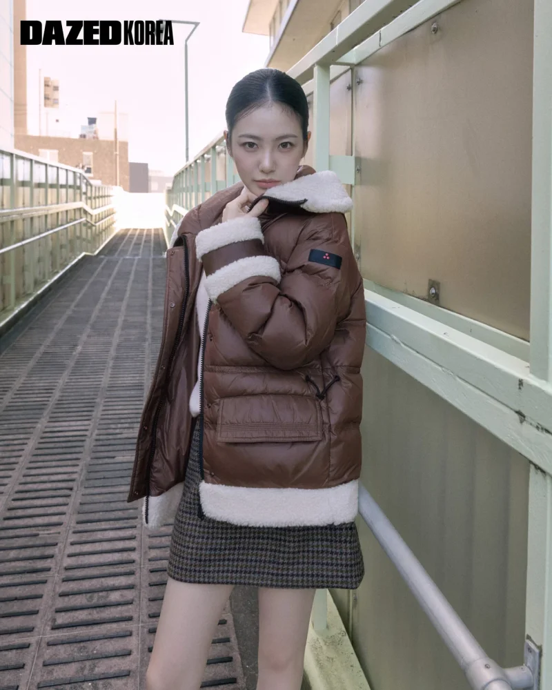 신예은이 에코퍼 디테일의 브라운 숏패딩에 하운드투스 체크 미니스커트를 매치했다. / 사진=페트레이
