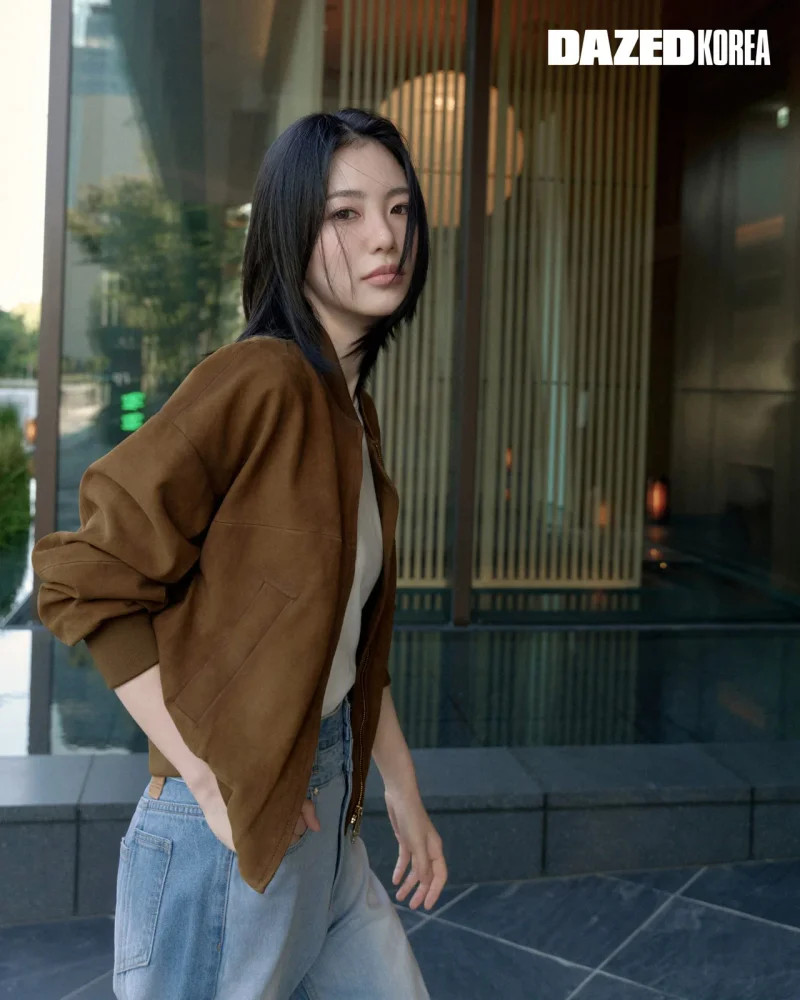 신예은이 브라운 봄버 재킷에 베이지 톱과 연청 데님을 맞춰 입고 걷고 있다. / 사진=페트레이