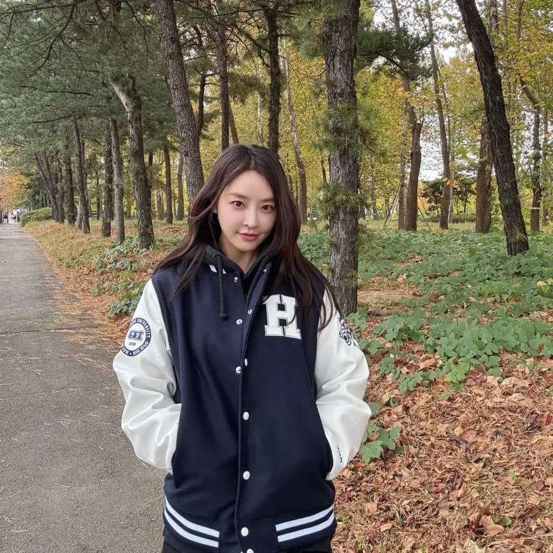정유미가 블랙 후디를 겹쳐 입고 후드를 재킷 밖으로 꺼낸 과잠 룩을 선보였다. / 사진=정유미 인스타그램 @yum_yum