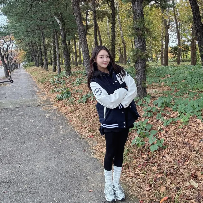 정유미가 네이비와 화이트 과잠에 블랙 레깅스, 화이트 레그워머를 맞춰 선 모습이다. / 사진=정유미 인스타그램 @yum_yum