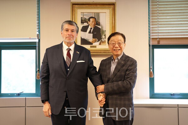 지난 29일 울산대를 방문한 카를로스 페냐피엘 소토 주한 멕시코대사(왼쪽)과 오연천 총장이 기념촬영을 하는 모습./사진-울산대학교
