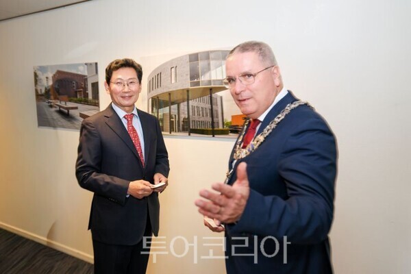 벨트호벤 시 마르셀 델헤즈 시장과 이상일 시장/투어코리아뉴스 정명달 기자 사진=용인시