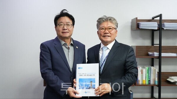염태영 의원 만나 장세일 군수(오른쪽)