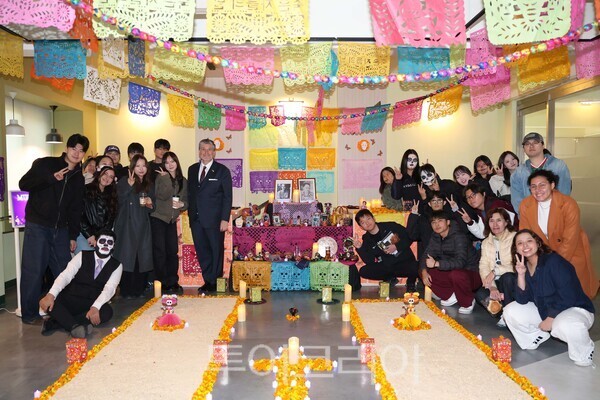 카를로스 페냐피엘 소토 주한 멕시코대사가 29일 울산대 망자의 날 행 사에서 학생들과 기념촬영을 하는 모습./사진-울산대학교