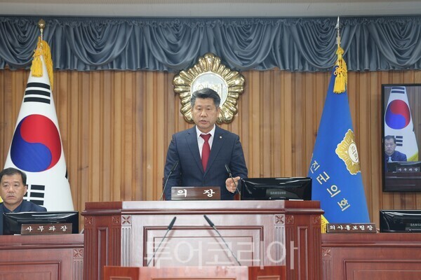 지난 29일 개회한 제295회 울진군의회 임시회에서 임승필 의장이 개회사를 하고 있다./사진-울진군의회