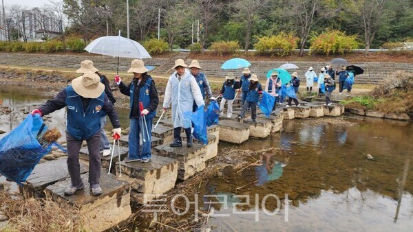 발안천 생태환경 보전과 하천 정화 활동 나선 기업인/투어코리아뉴스 정명달 기자 사진=화성시