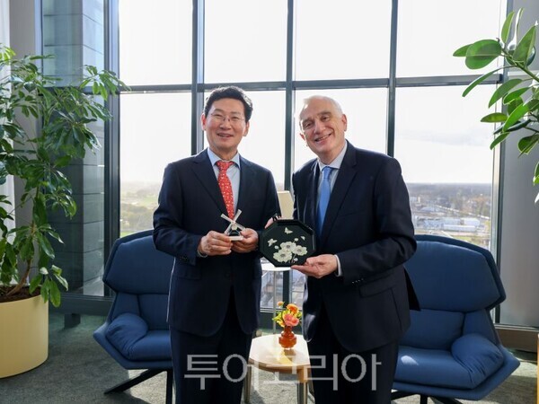 이상일 시장과 ASML 본사에서 프레데릭 슈나이더-모누리 수석부사장 겸 최고운영책임자(COO)가 기념사진을 찍고 있다/투어코리아뉴스 정명달 기자 사진=용인시