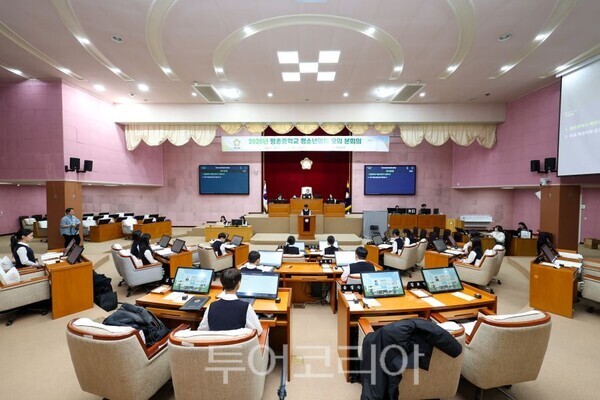 안양시의회에서 평촌중학교 학생자치회 학생 20명이 참여한 가운데 청소년의회 모의 본회의가 진행됐다/투어코리아뉴스 정명달 기자 사진=의회