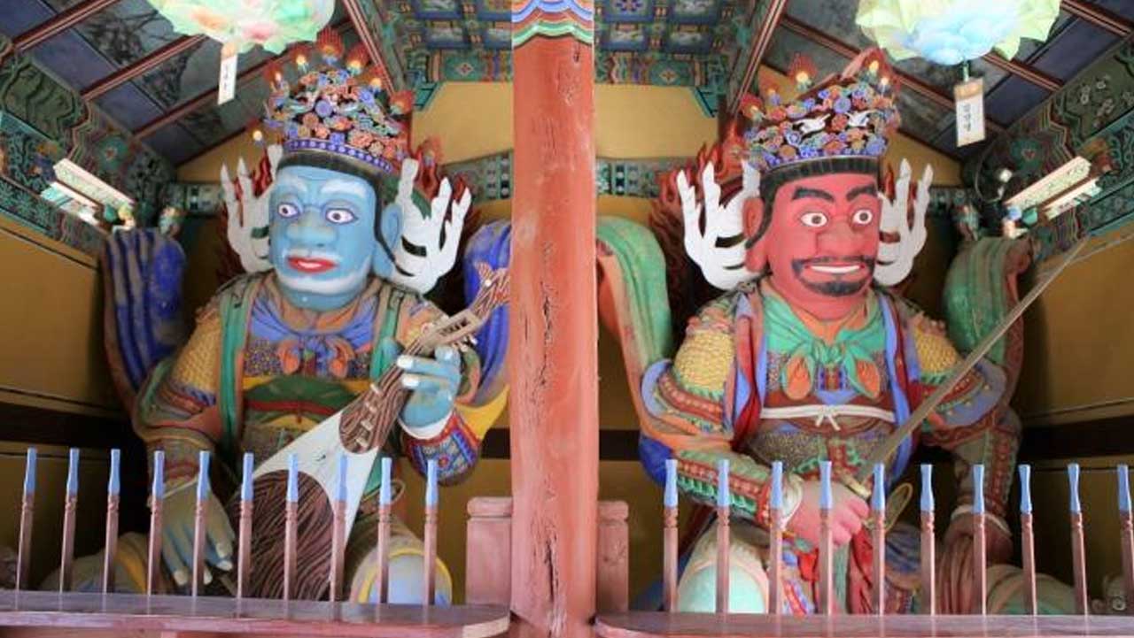 불법을 수호하는 사천왕 중 동방 지국천왕과 남방 증장천왕. / 대한민국 구석구석