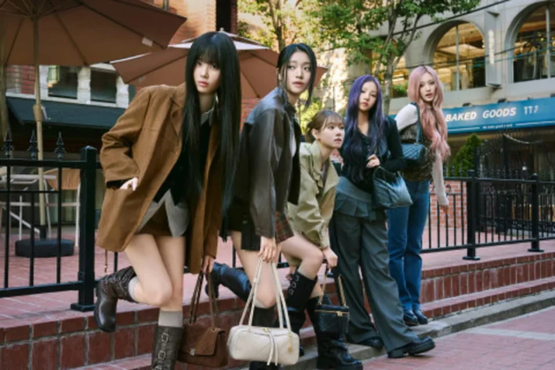 키비츠 멤버들이 붉은 벽돌 계단에서 브라운 스웨이드 백, 크림색 백, 블랙 백을 들고 포즈를 취하고 있다. / 사진=루이까또즈