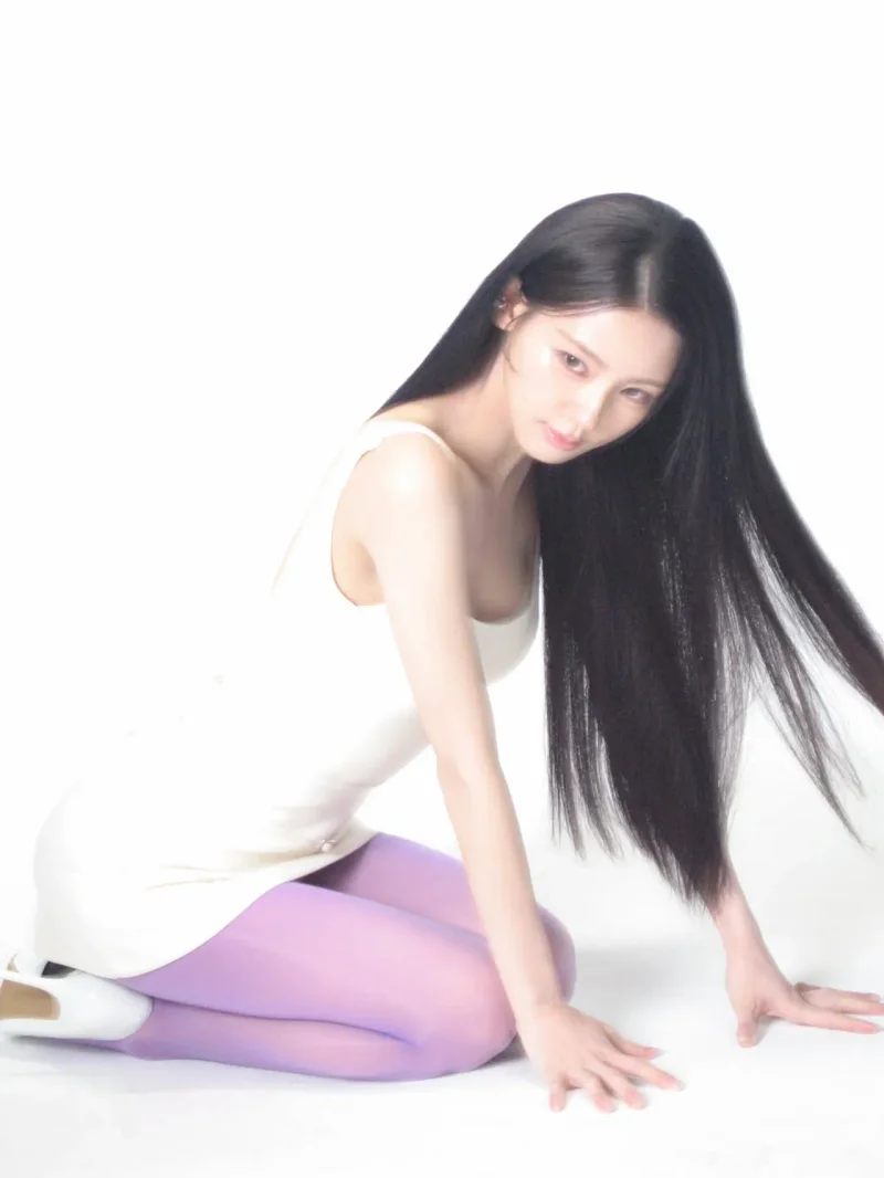 미연이 흰 배경에서 무릎을 꿇고 상체를 낮춰 카메라를 응시하고 있다. / 사진=미연 인스타그램