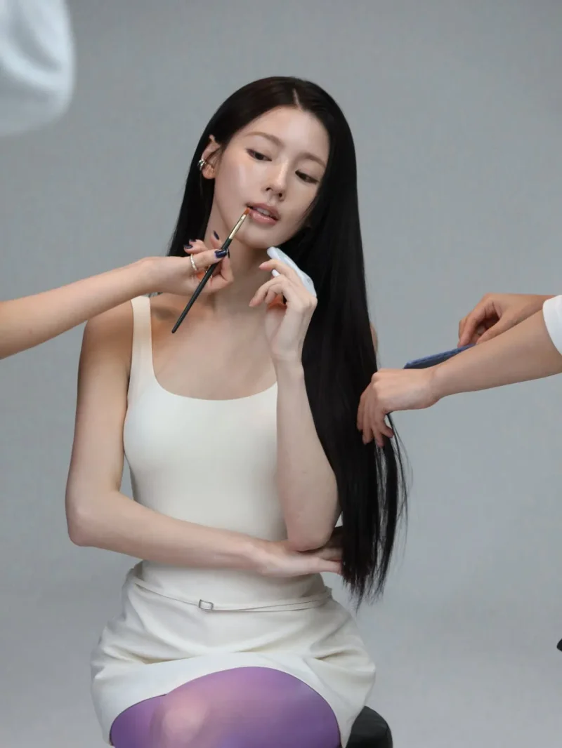 미연이 화보 촬영장에서 스태프의 메이크업 수정을 받으며 아래를 바라보고 있다. / 사진=미연 인스타그램