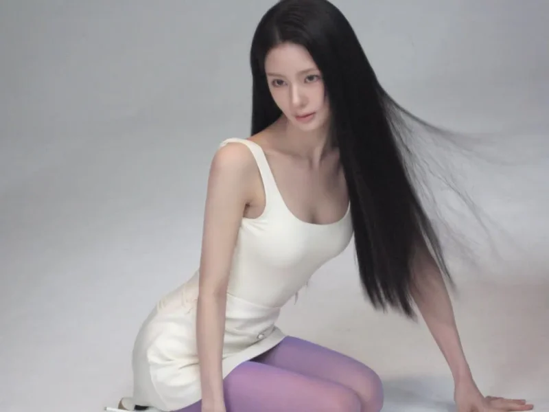 미연이 한 손으로 바닥을 짚고 흩날리는 긴 머리카락과 함께 포즈를 취하고 있다. / 사진=미연 인스타그램