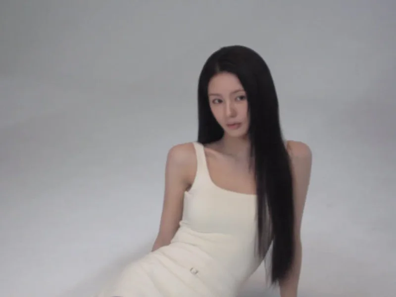 미연이 회색 배경 앞 바닥에 앉아 곧게 떨어지는 긴 흑발을 드러내고 있다. / 사진=미연 인스타그램